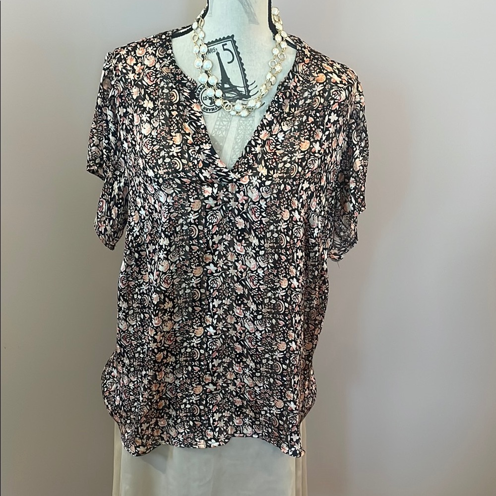 Kaffee “curve” Floral V-Neck Women's Top